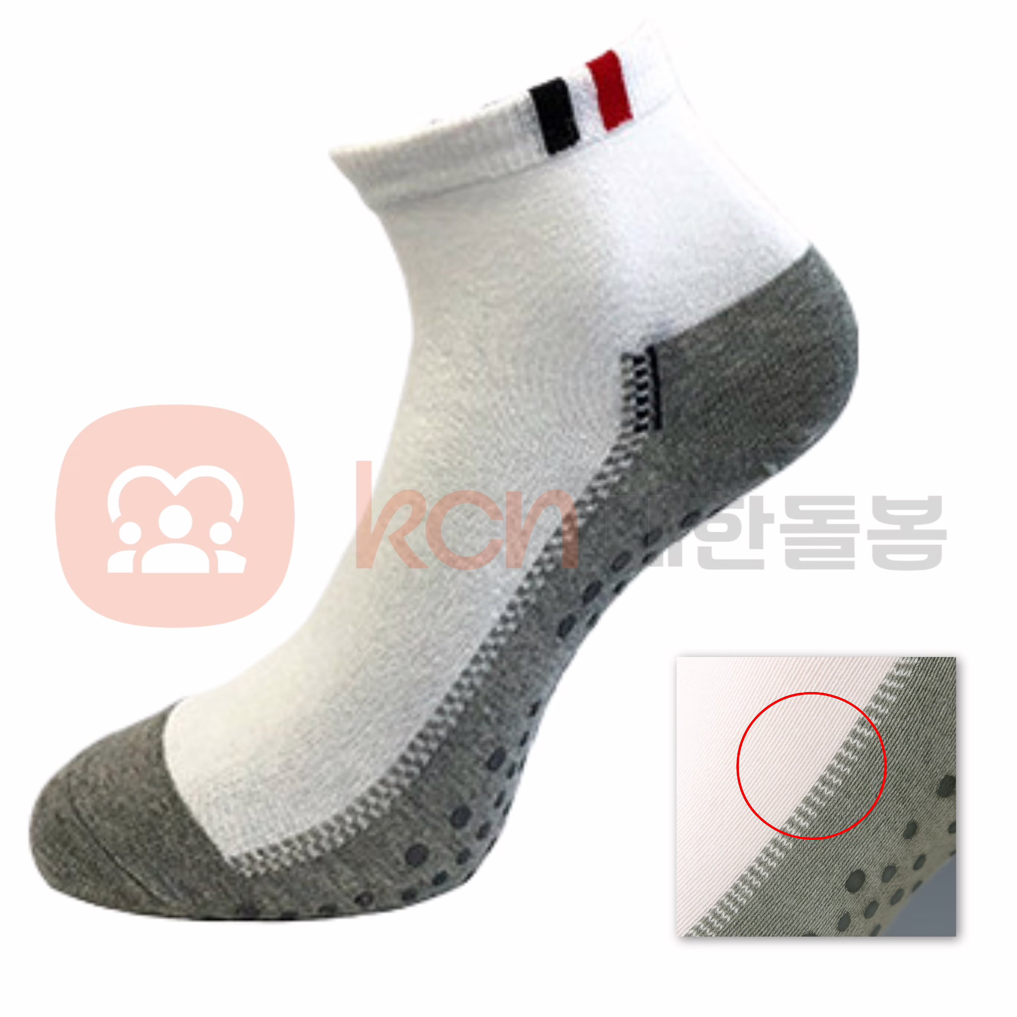 KH-108 미끄럼방지 양말 – 실내 보행 시 안전을 위한 복지용 양말 1 흰색과 회색 양말입니다.