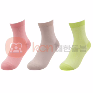 다양한 색상의 양말 세 개