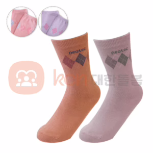 다양한 색상의 양말 두 켤레
