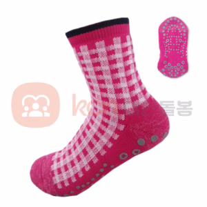 분홍색 체크 무늬 양말