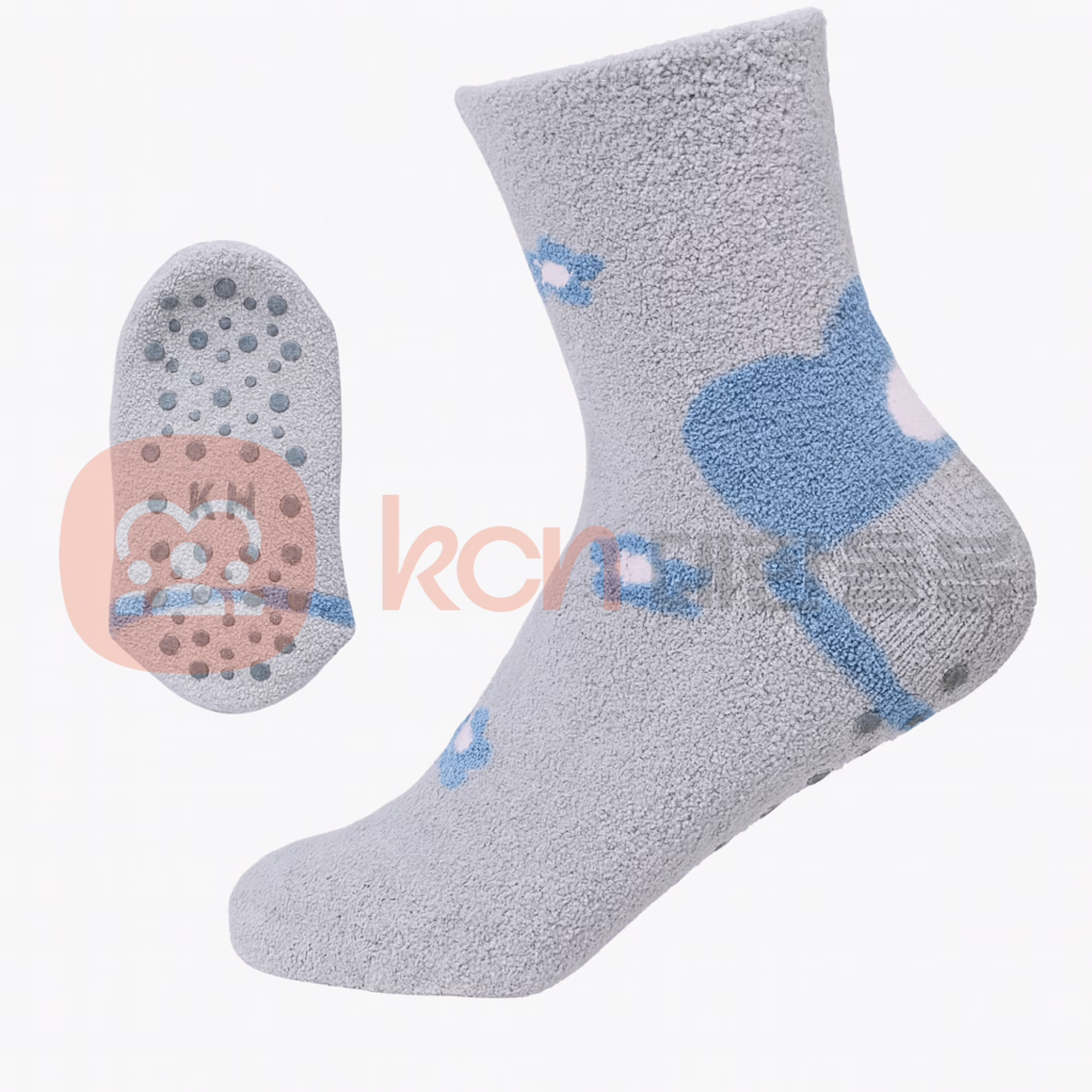 부드러운 회색 양말과 발바닥