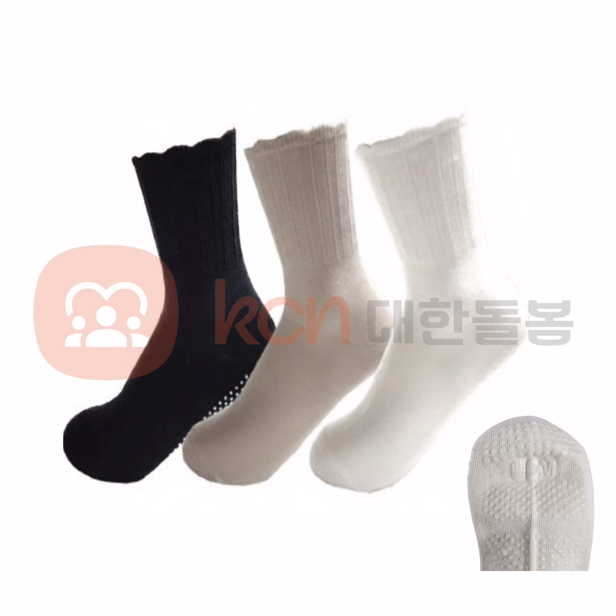 검은색과 흰색 양말 세 쌍