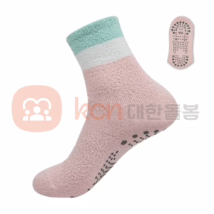 부드러운 색상의 양말 한 켤레